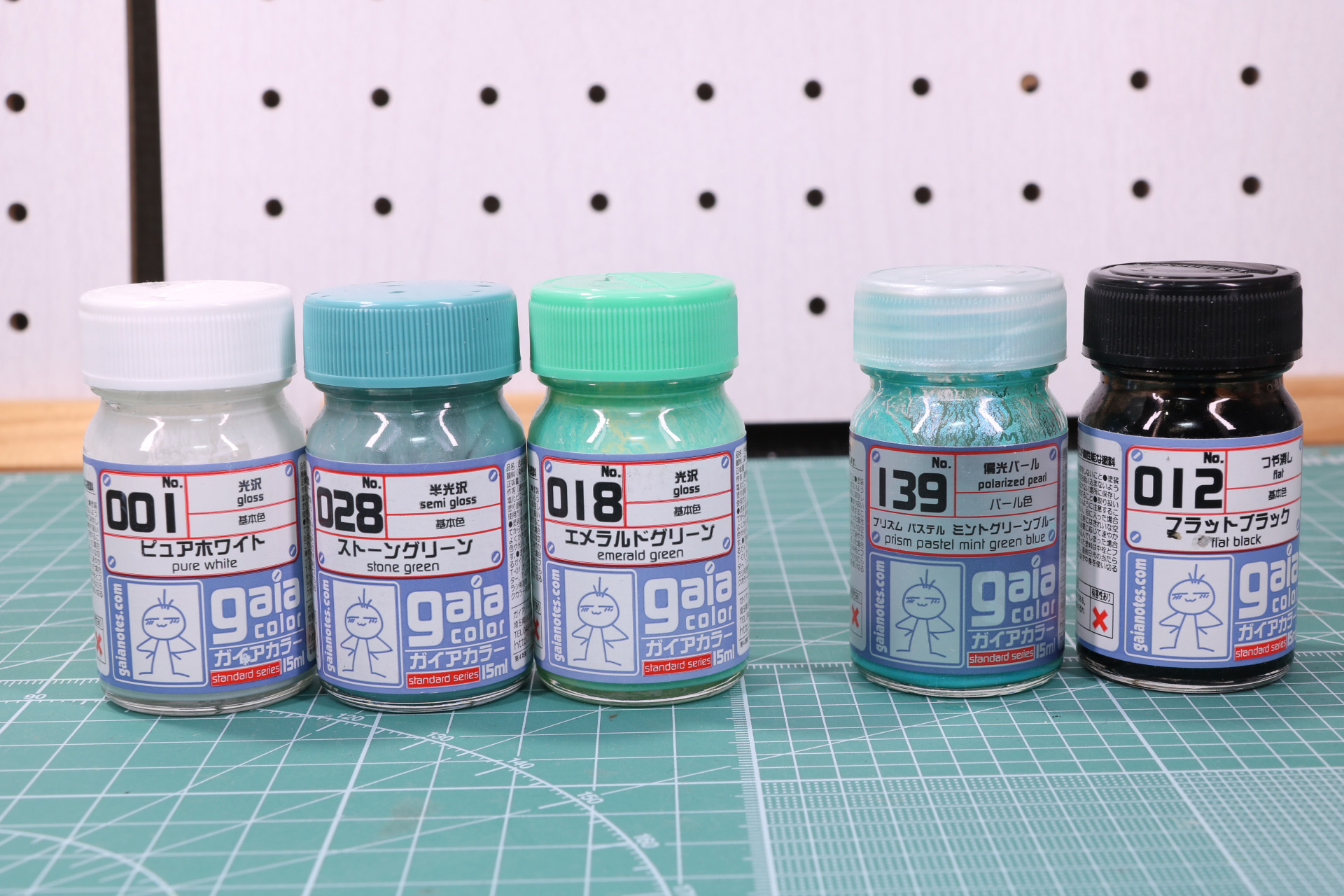 基本色となるグリーンはガイアノーツのピュアホワイト、ストーングリーン、エメラルドグリーンを合わせて調色。パールカラーはプリズムパステルミントグリーンブルーにフラットブラックを少し入れ、青味の強い色合いに調色する