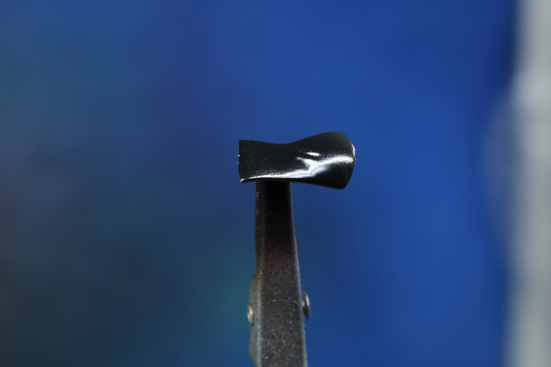 黒下地のパーツはより深い色合いに