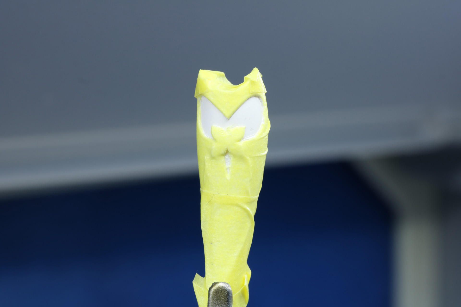 マスキングテープで塗装箇所を仕切る