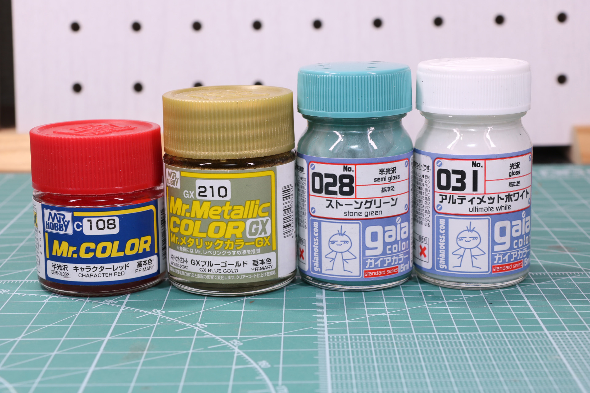 使用する塗料はMr.COLORのキャラクターレッドとGXブルーゴールド、ガイアノーツのストーングリーンとアルティメットホワイトを使用