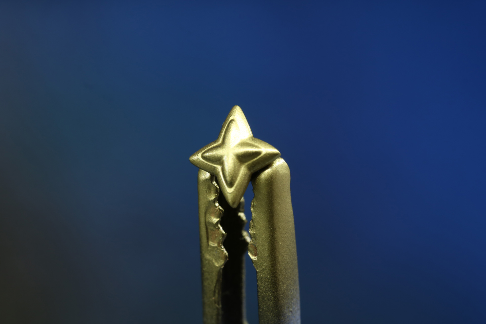 髪のアクセサリなどは重厚感あるゴールドに