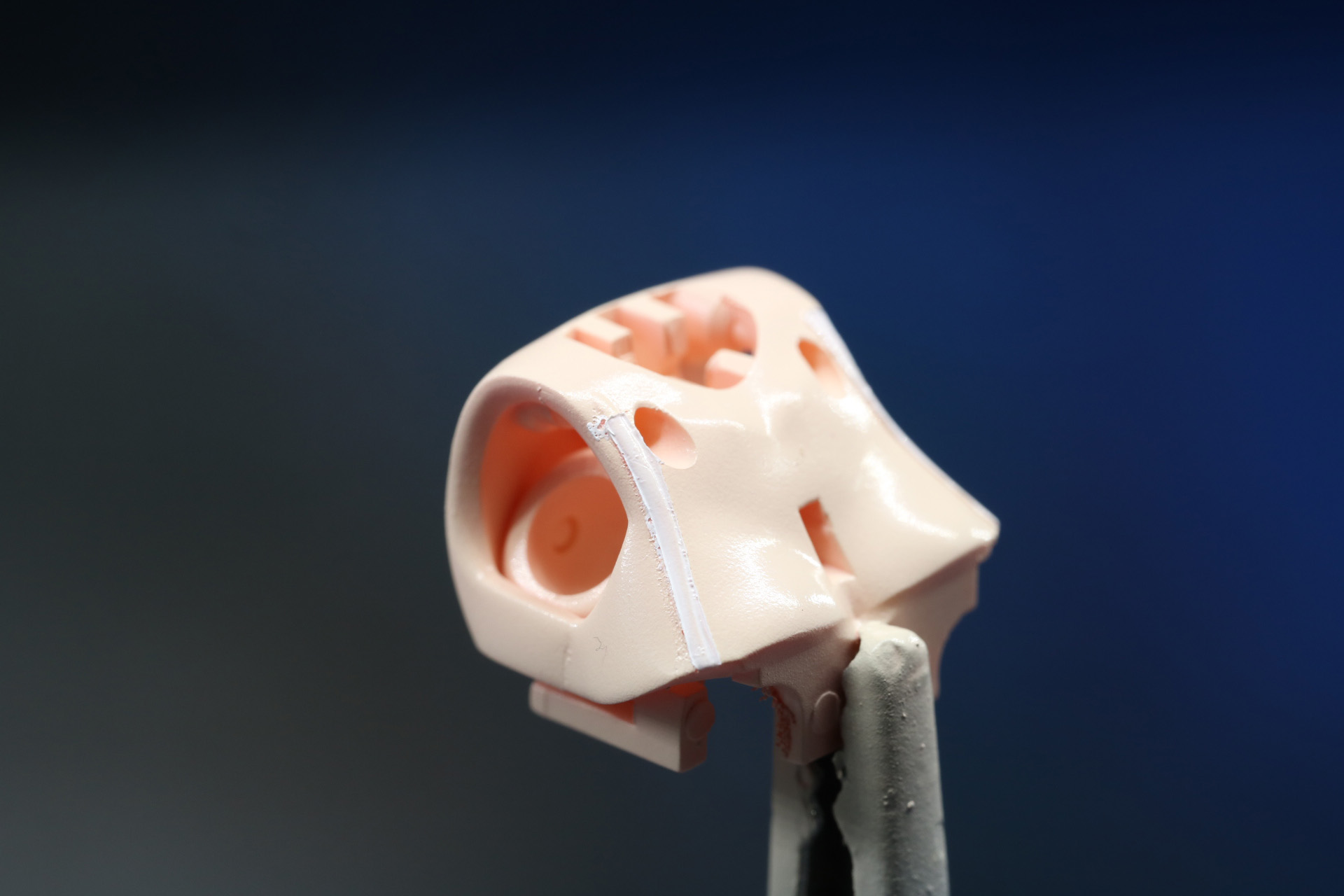 胸部の肌色部分には衣装に紐の造形があるので、こちらをホワイトで塗装