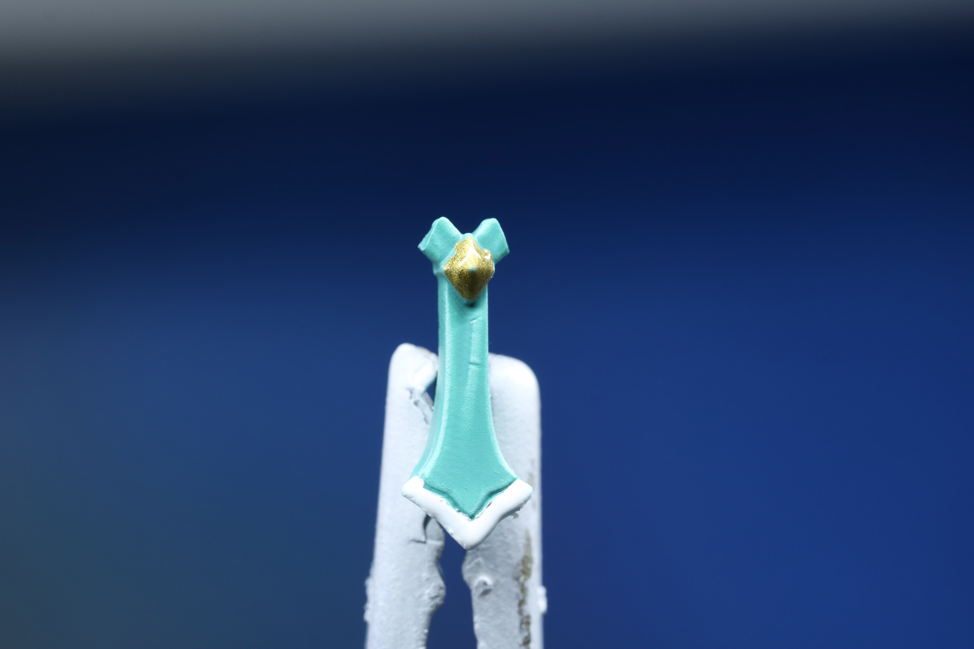 ネクタイ部分は先端をホワイト、ブローチ部分をゴールドで筆塗り