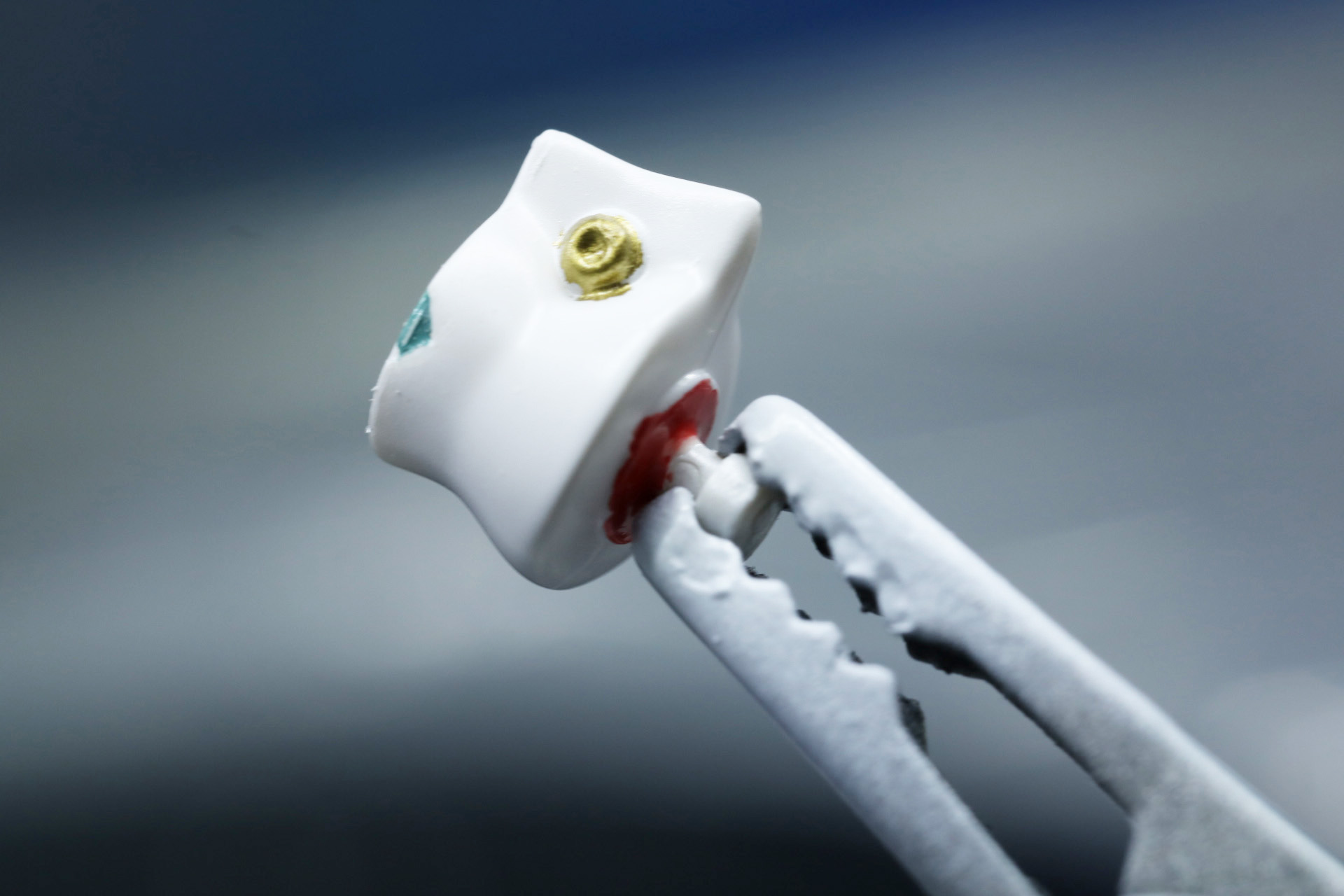 カフス部分はボタンをゴールドに筆塗り。また、イラストでは袖口にグリーン系の色とインナーカラーにレッド系の色が確認でき、こちらも筆塗り表現