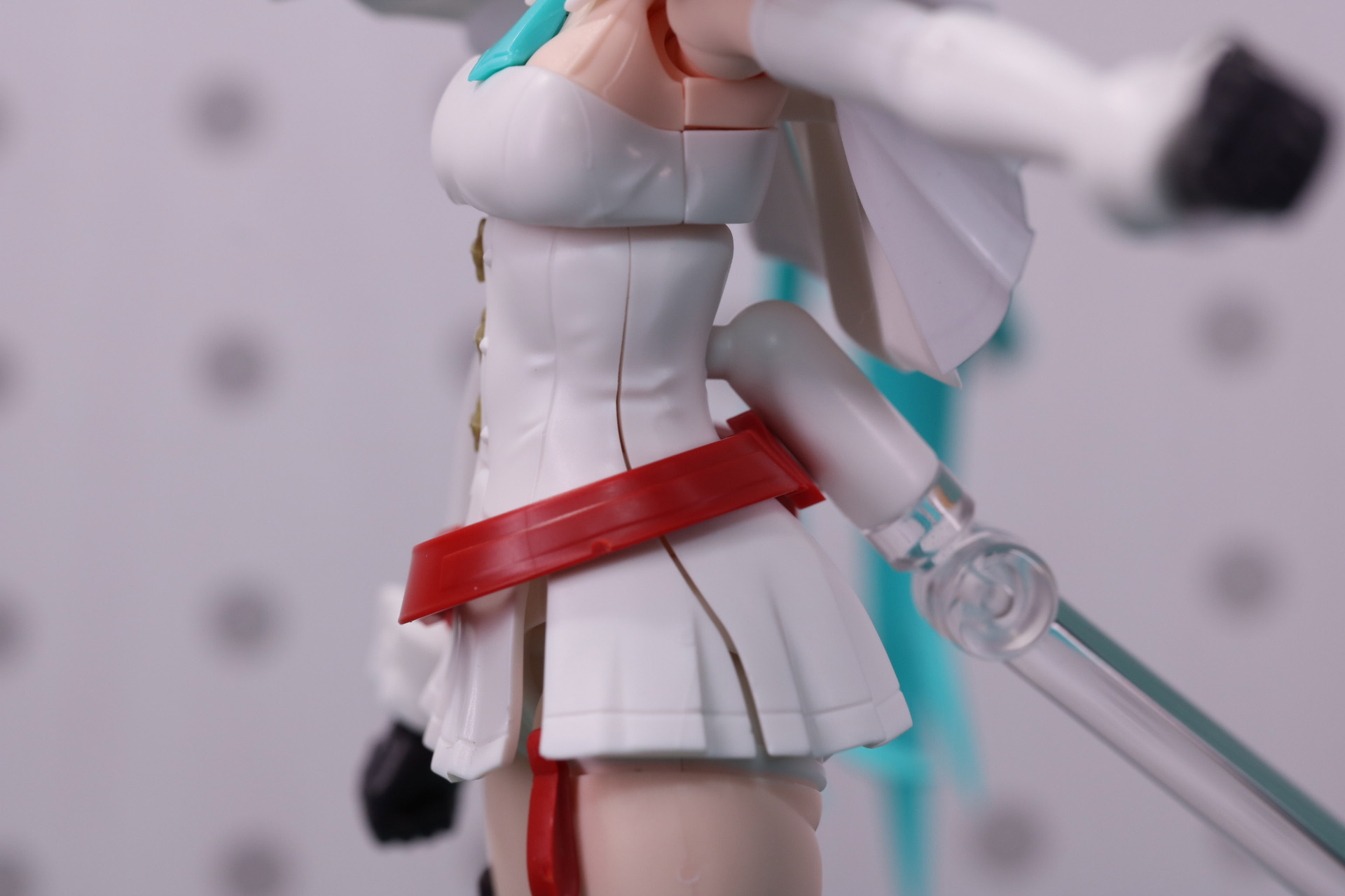 左側面は大きく脇からスカートまで合わせがある