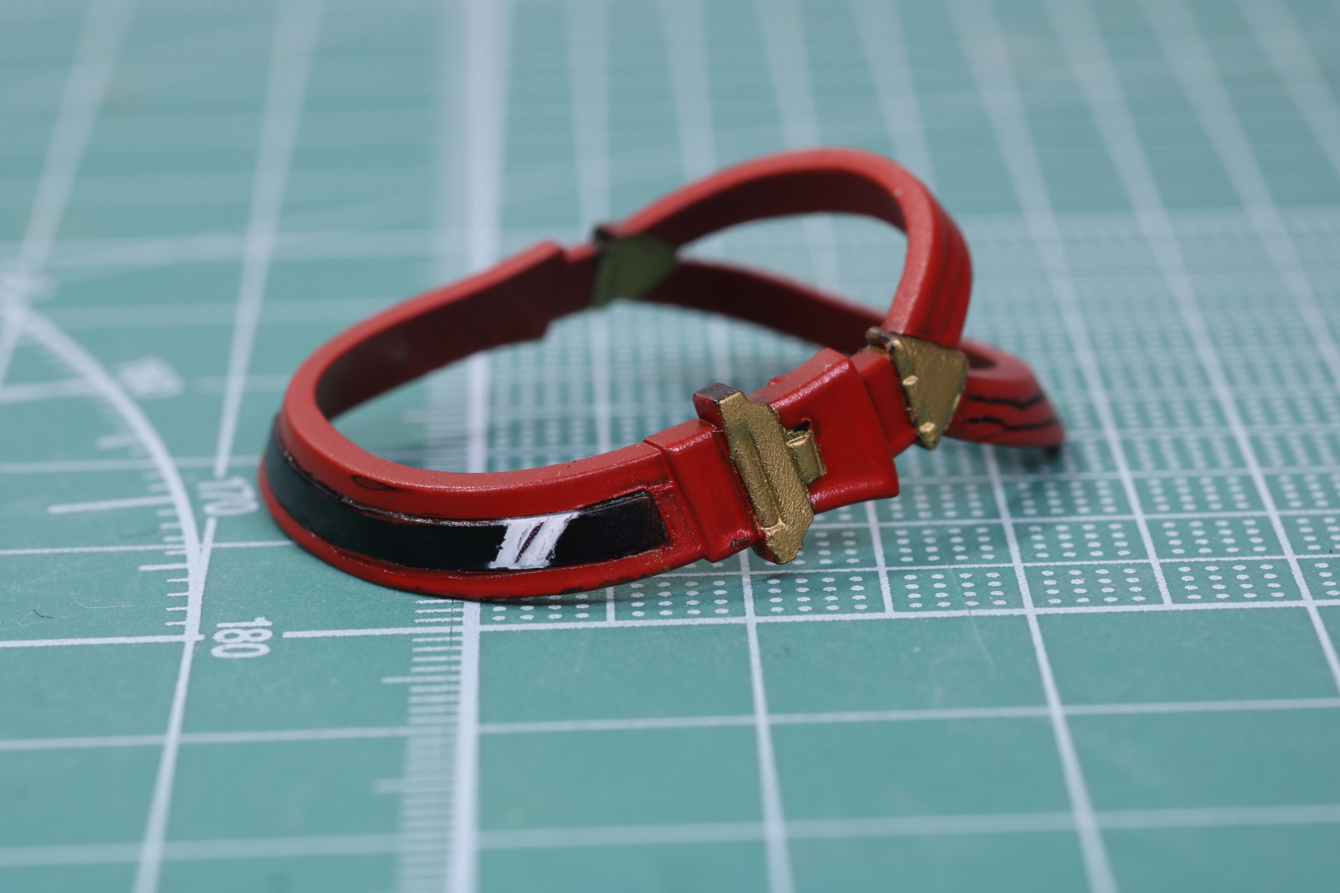 ベルトはマスキングテープで塗る箇所を分けてエアブラシ塗装。右側のホワイトラインは付属のシールを使って塗る箇所を切り、必要な個所をホワイトで塗装