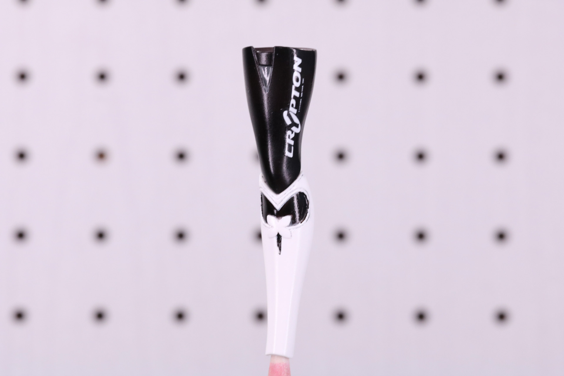 太もも部分には「CRYPTON」のロゴ