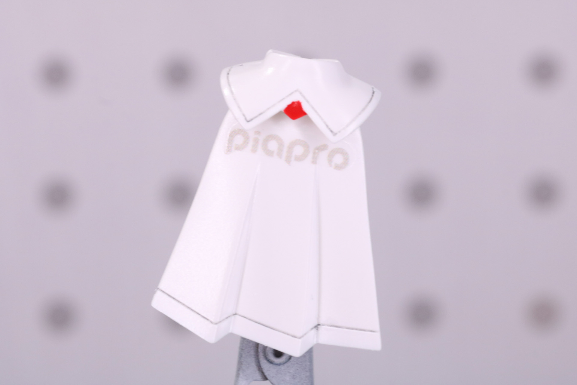 ケープの後ろにも「piapro」の文字プリントのデカール