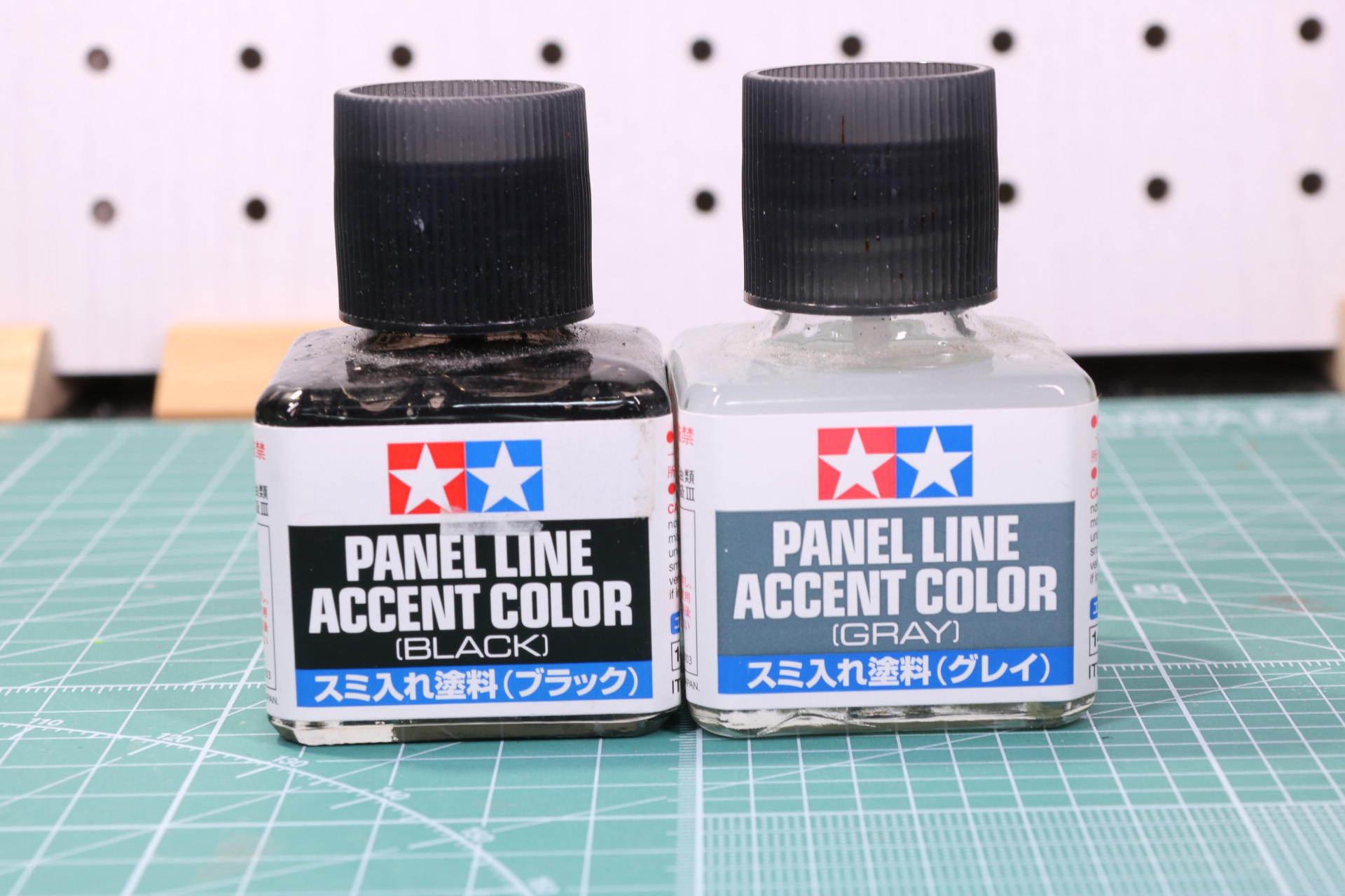 スミ入れはタミヤのエナメル塗料「スミ入れ塗料（ブラック）」、「スミ入れ塗料（グレー）」
