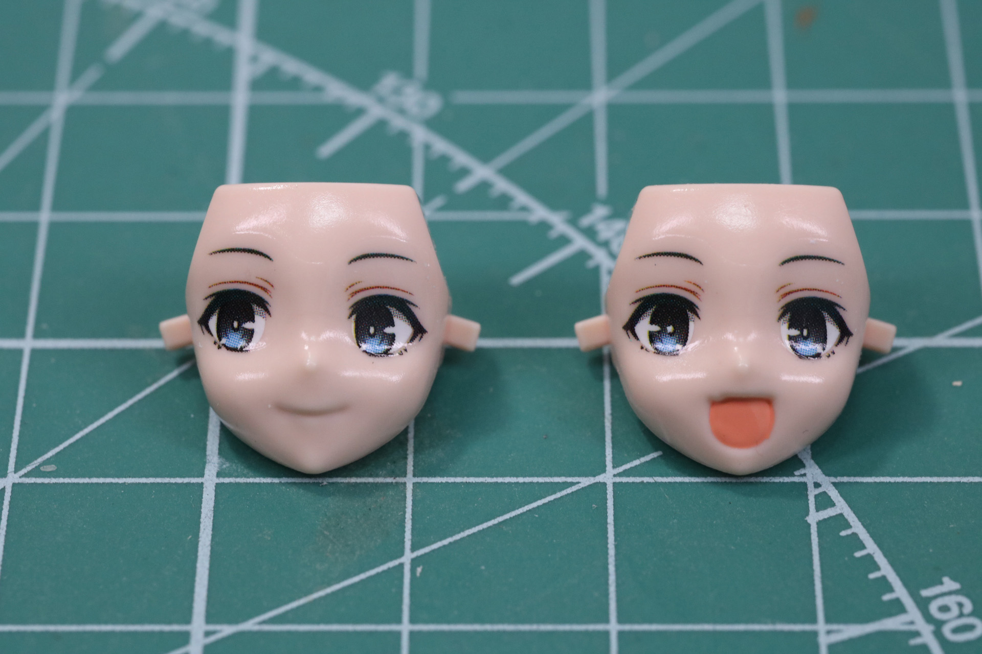 「通常顔」には右向きの瞳、「笑顔」には中央向きの瞳を使用