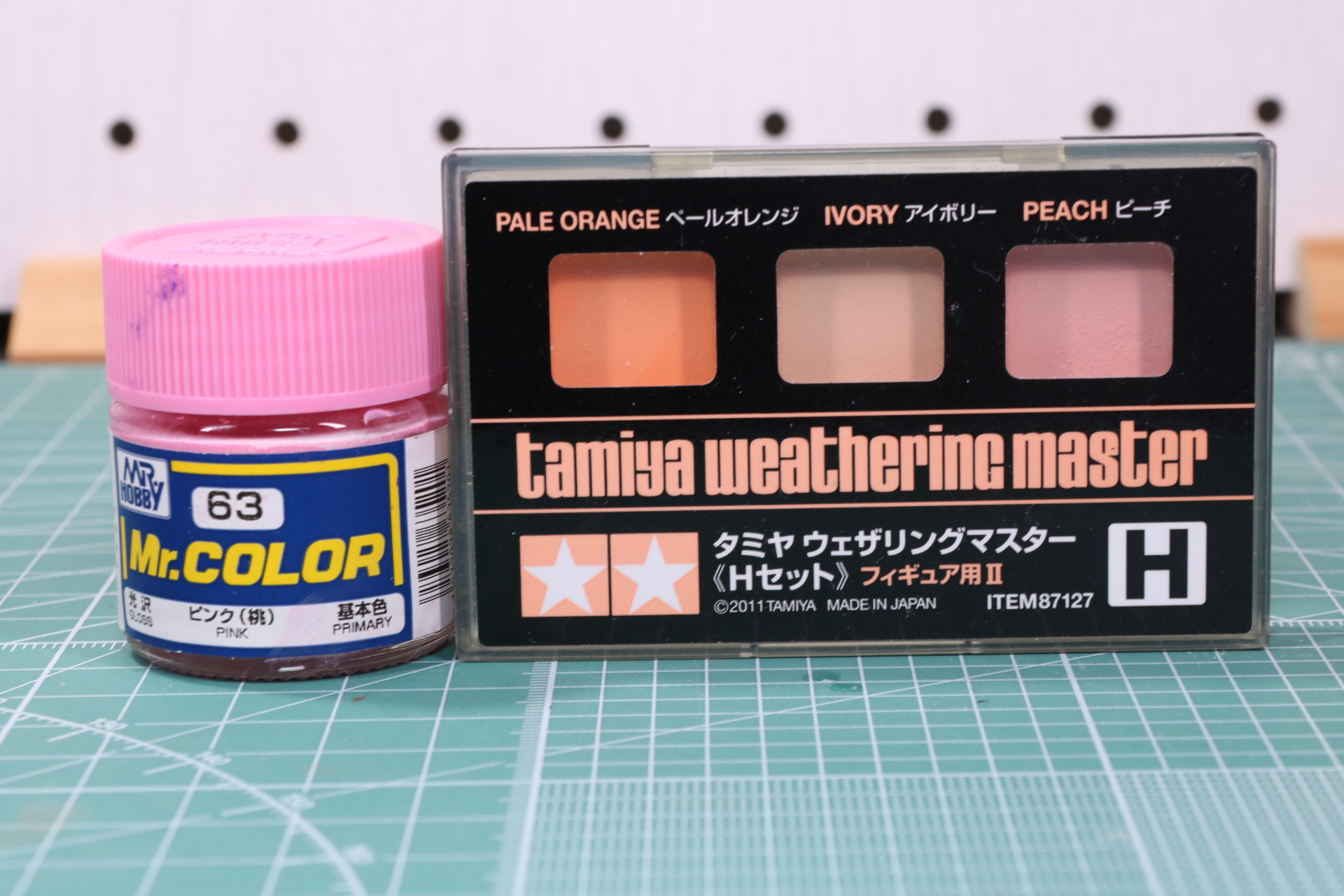 タミヤの「ウェザリングマスター《Hセット》フィギュア用II」のピーチ、頬線にはMr.COLORのピンク（桃）を使用