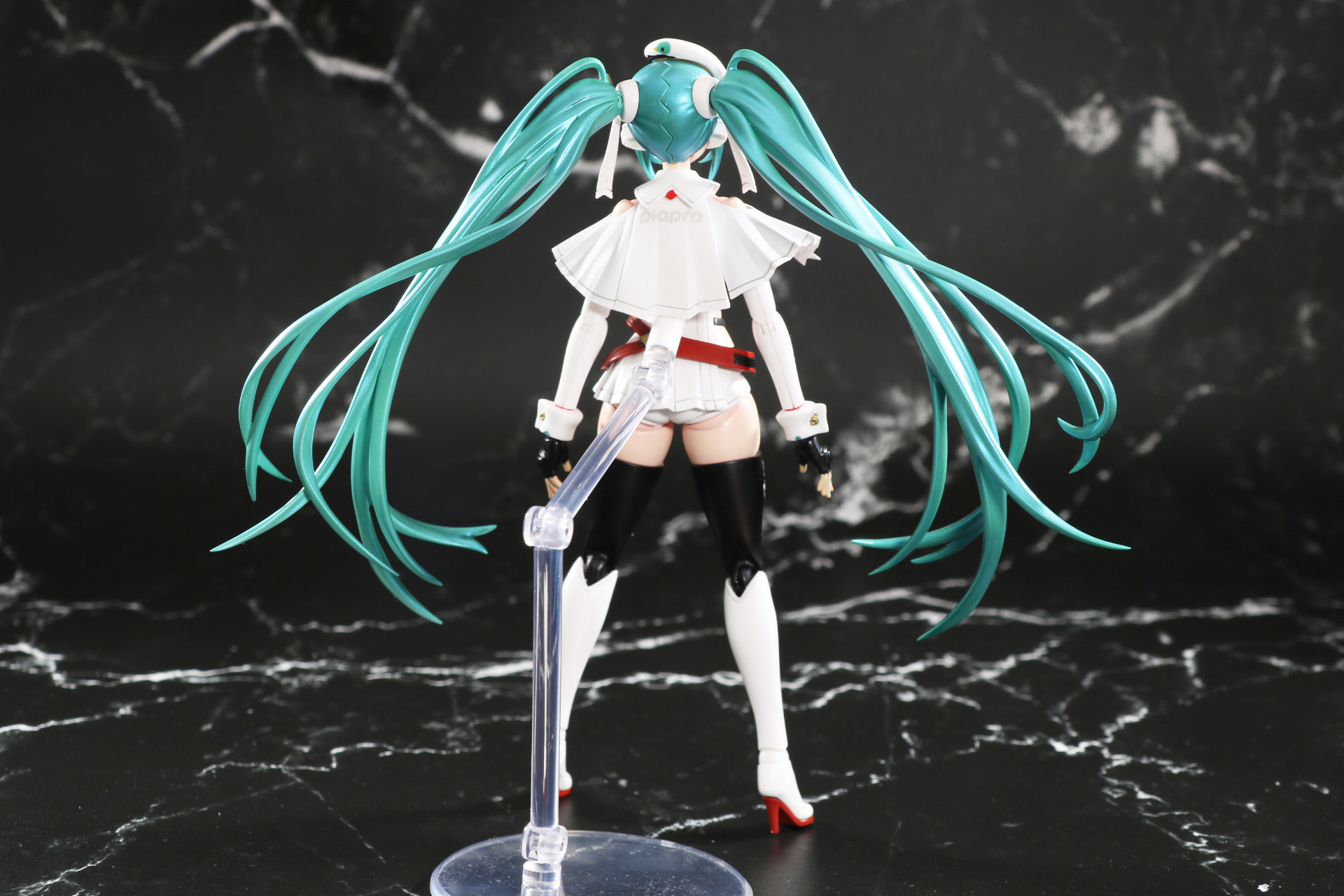 背面。ツインテールの鮮やかなパール色が映える