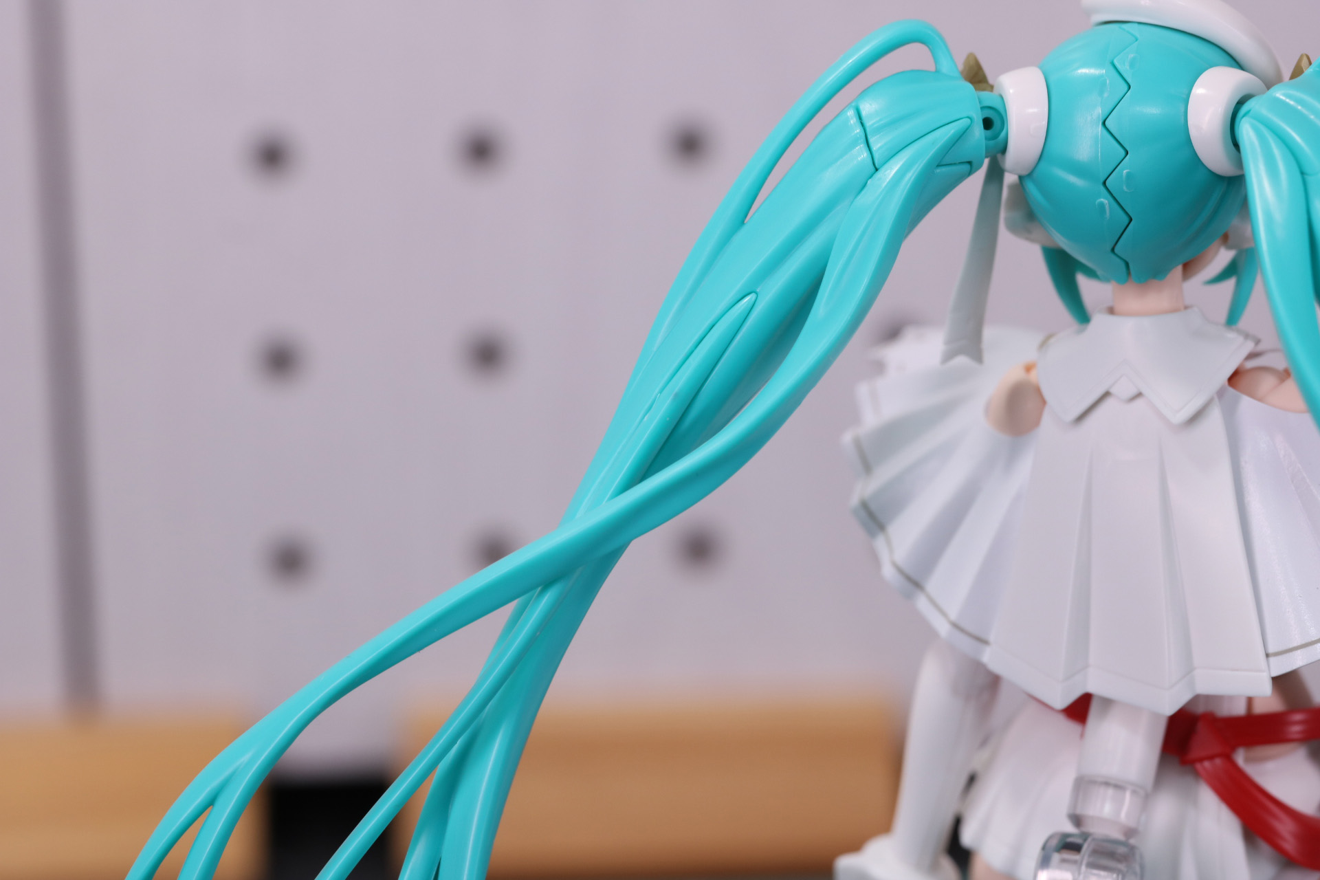 ツインテールはパーツ分けされた髪の根元部分などが目立っている