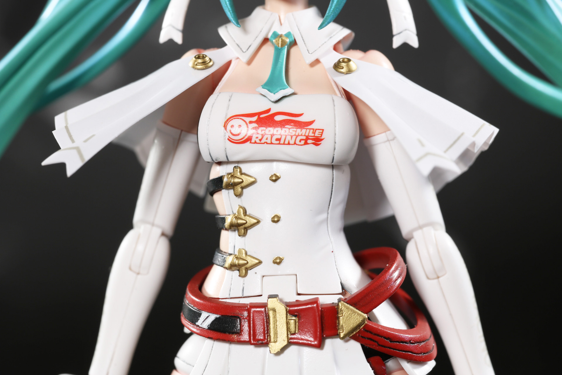 ボタンやベルトなど色分けでディテールアップ