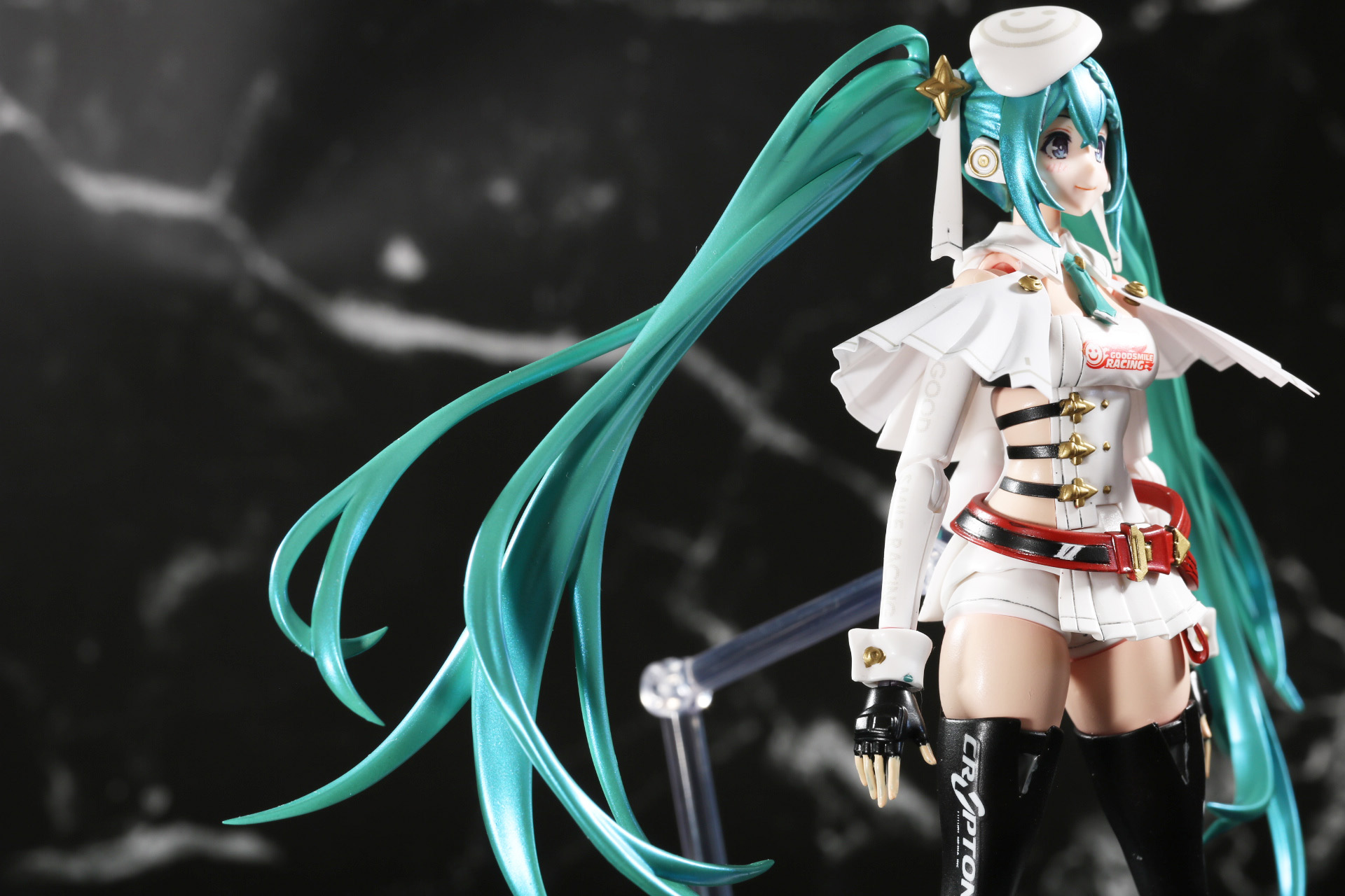 光の当たり具合で髪の色合いも変化