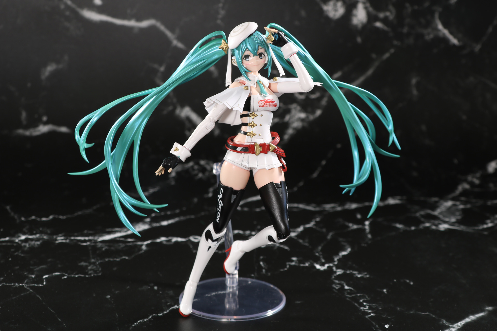 各部可動でポージングも可能。視線の違うフェイスパーツで表現の幅も広がる