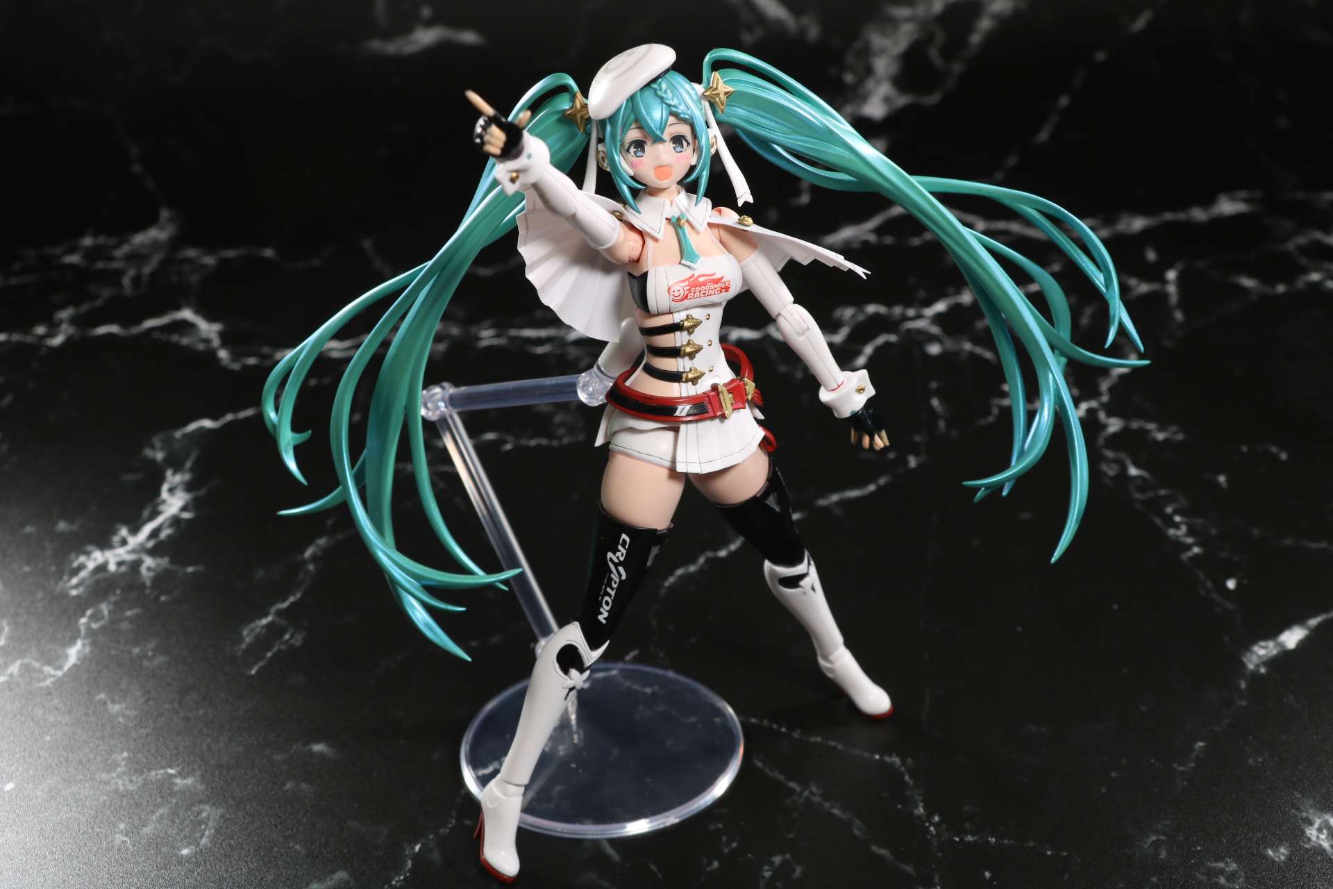 PVC製のケープパーツは大きく肩を動かすこともできる