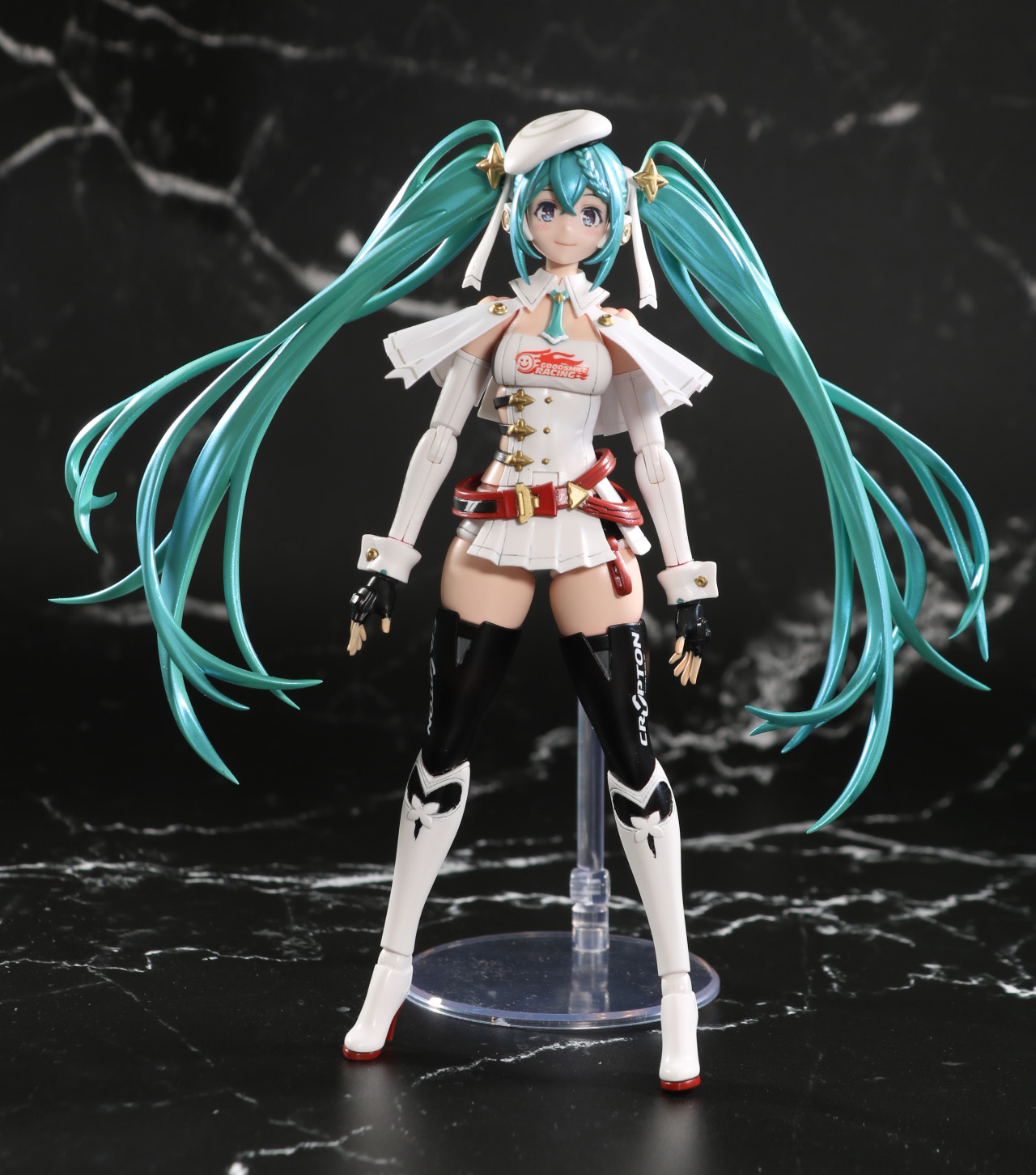 「PLAMATEA レーシングミク 2023Ver.」仮組み（左）と塗装済み（右）の比較