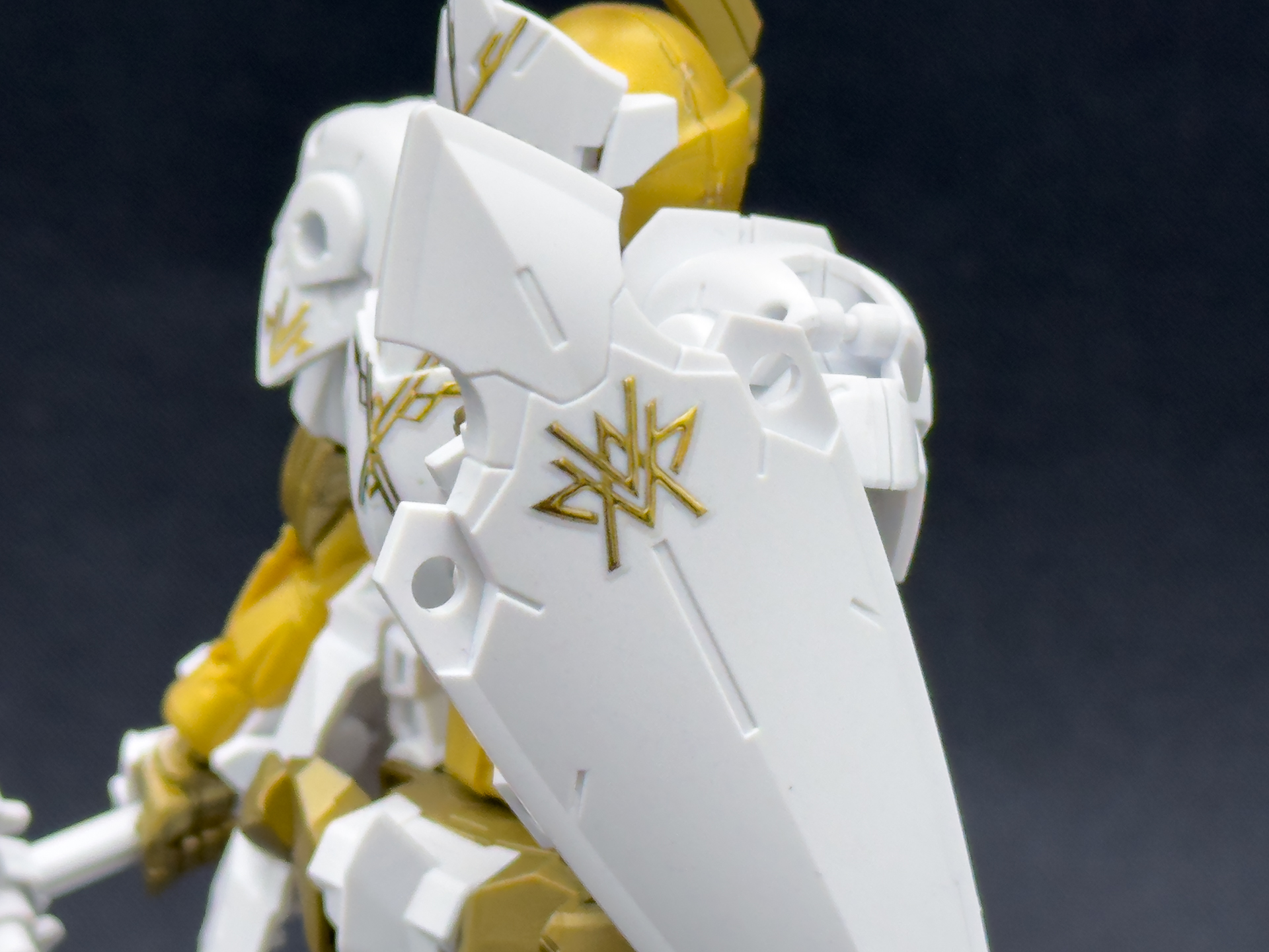 本キットに同封されたエングレービングシールで簡単にディテールアップ可能です。