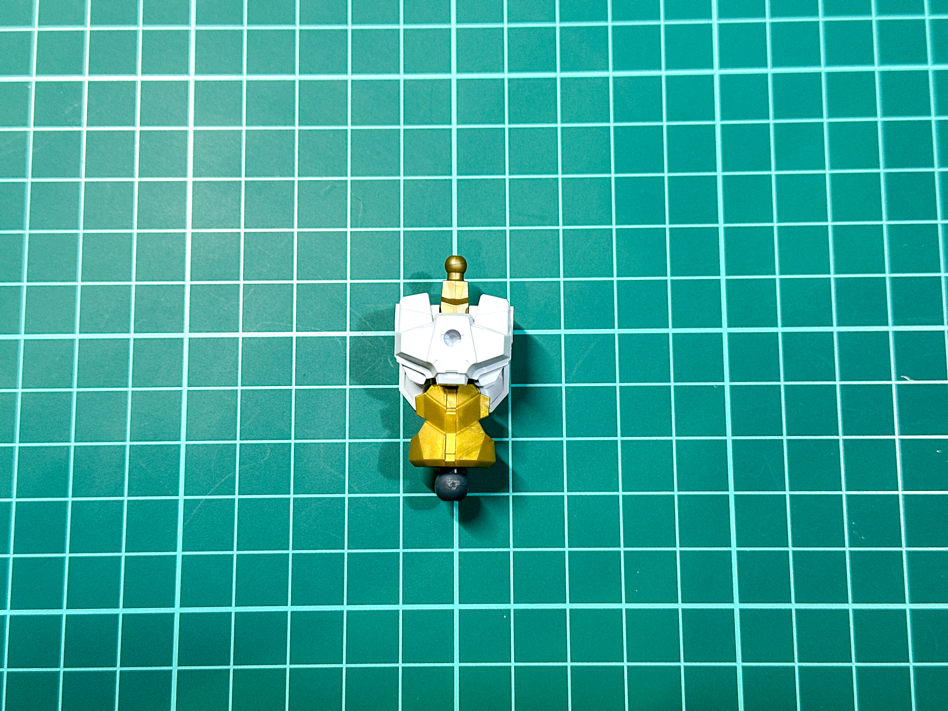 組み立て後の胴体パーツ。組み立てやすさと可動域を両立させる工夫がされています。