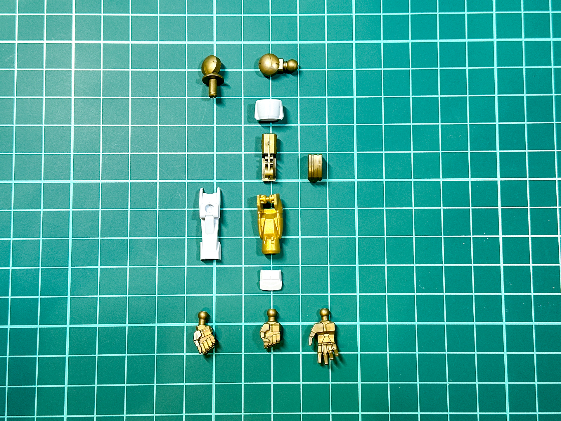 組み立て前の腕部パーツ。交換用手首は右腕3種類、左腕2種類付属します。
