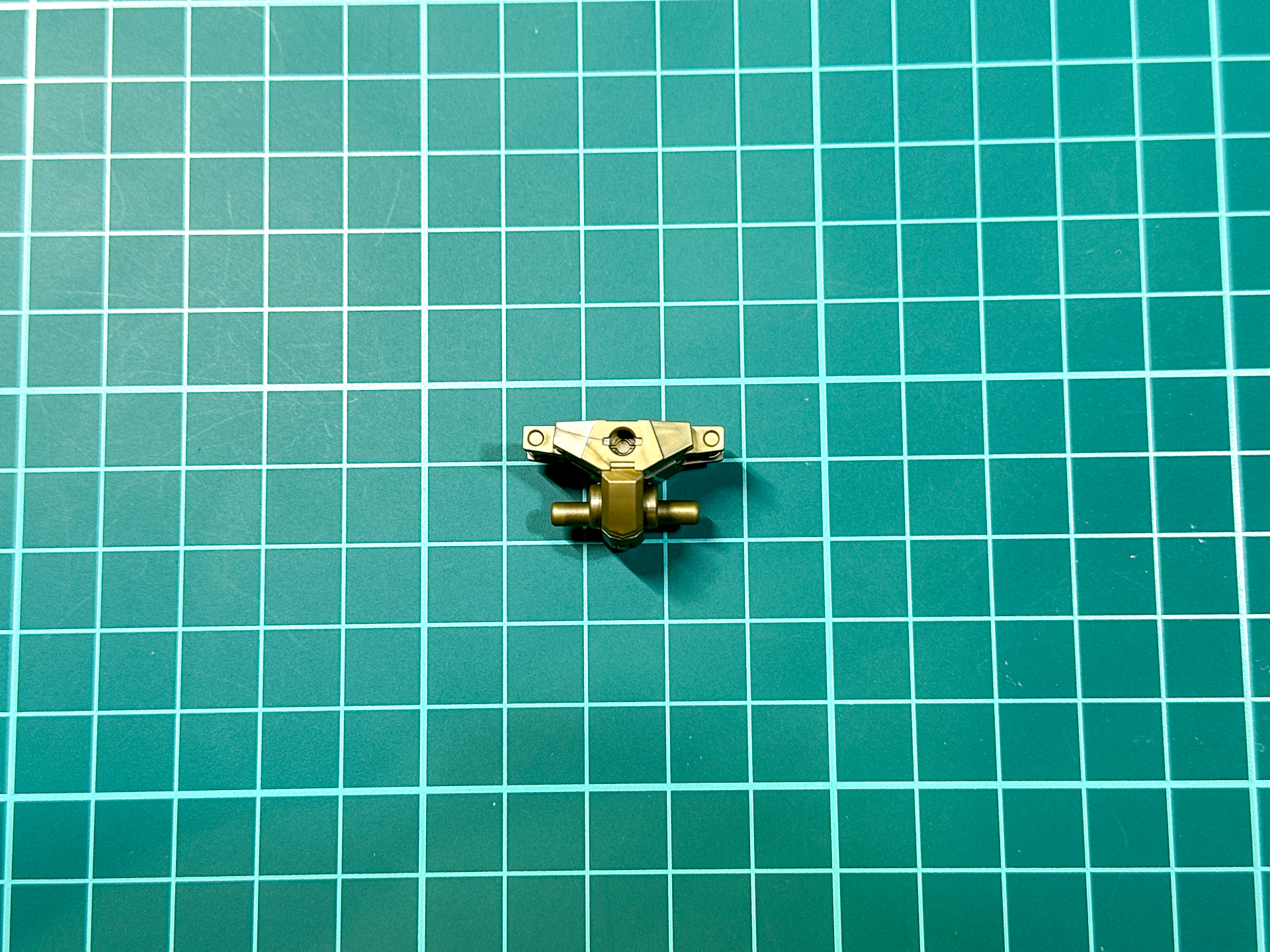 完成した腰部パーツ。成型色はゴールド1色となっています。