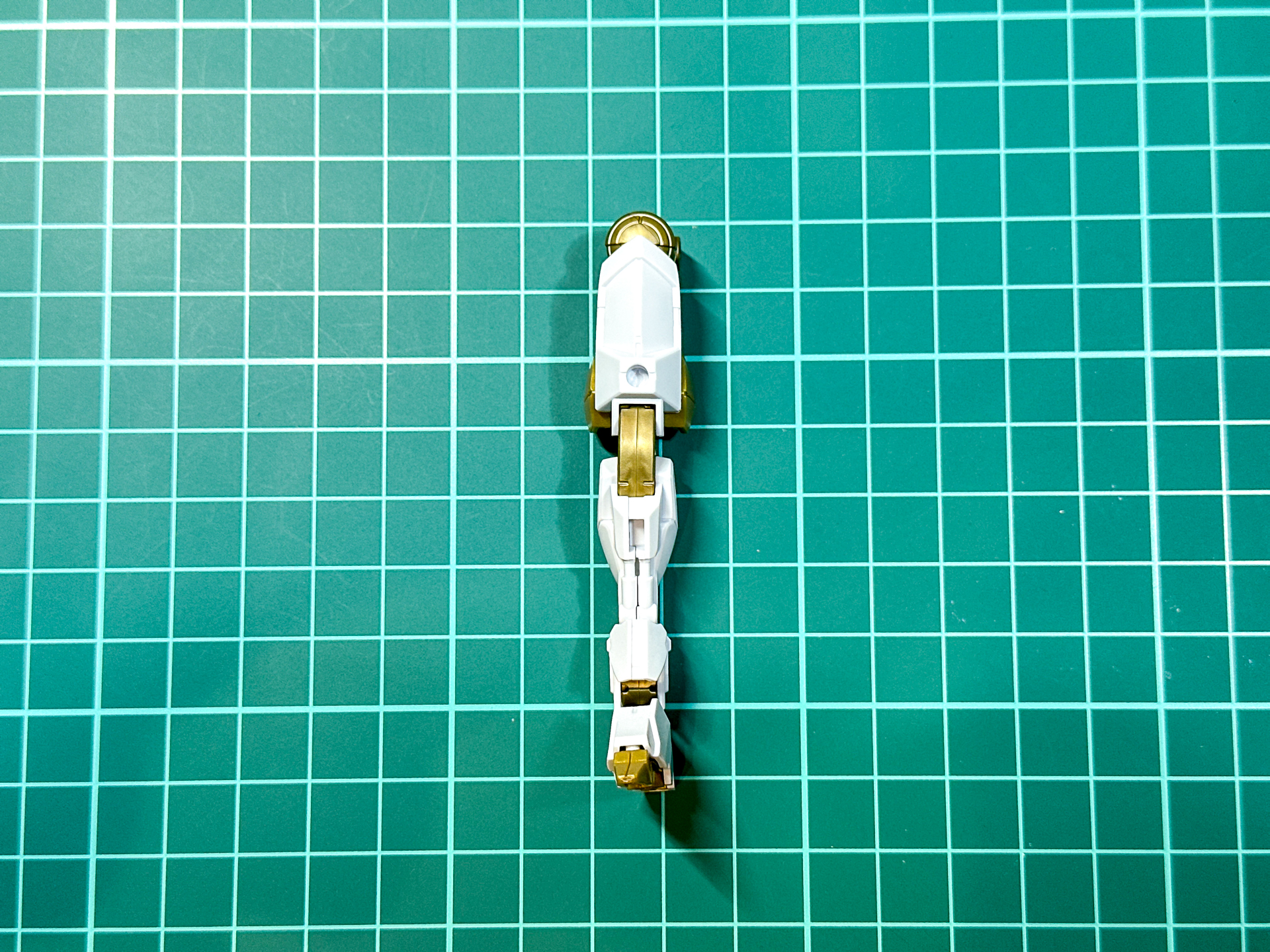 組み立てが完了した脚部。足部はマクシオン軍特徴として小型の足部となっています。
