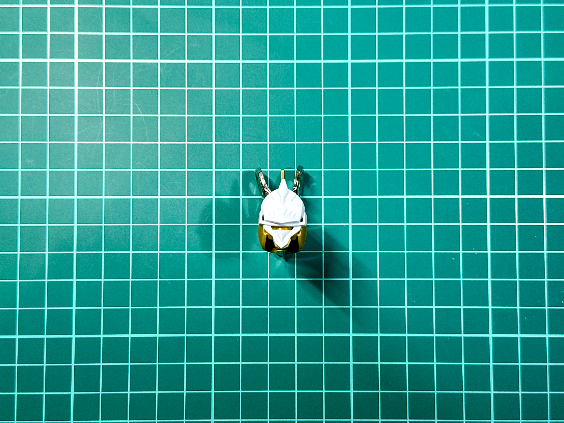 追加装甲を取り付けた頭部はバイザーがほぼ隠れてしまうため、顔の印象が大きく変わります。