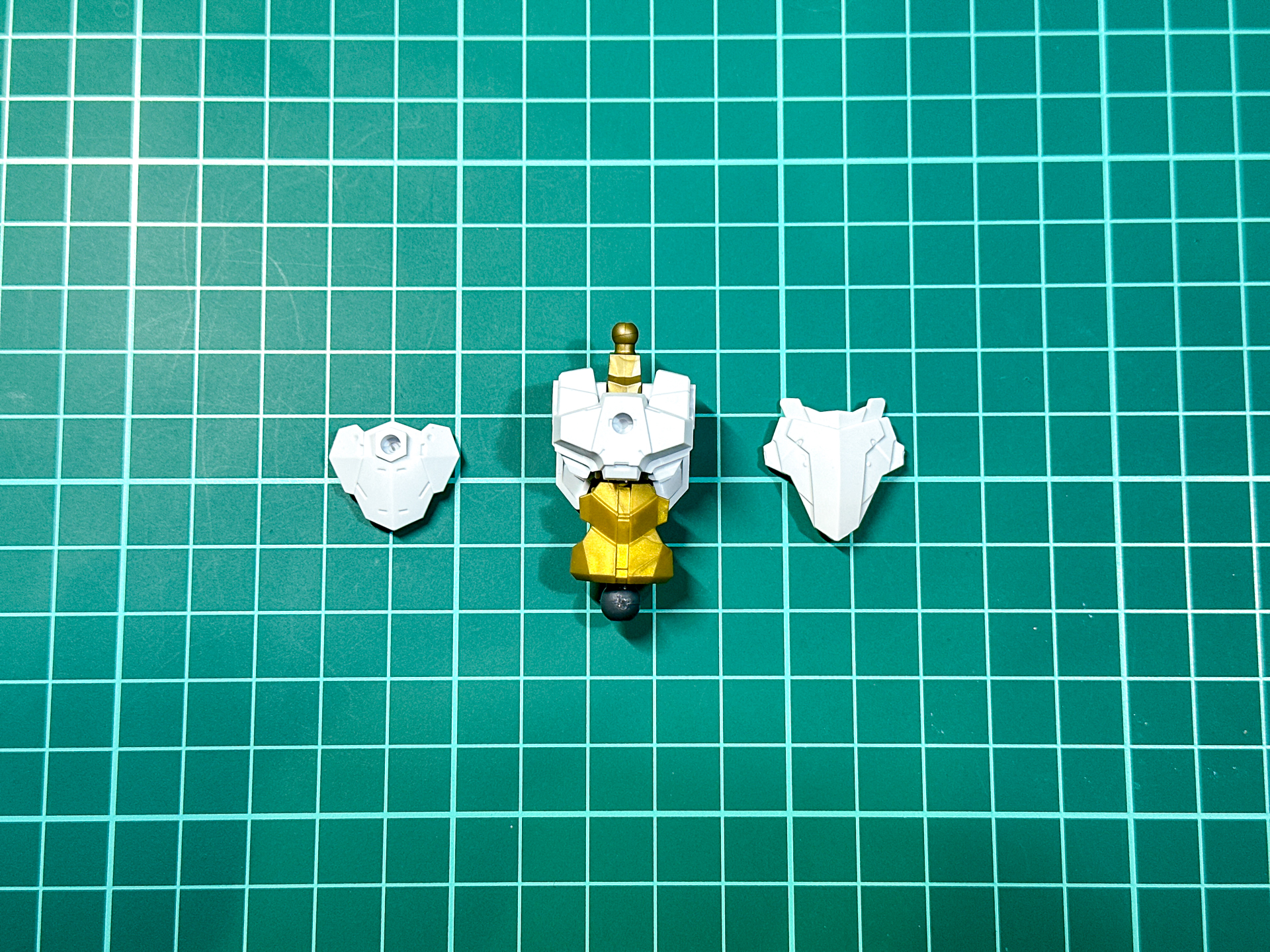 胴体部装甲は前後から挟み込みます。