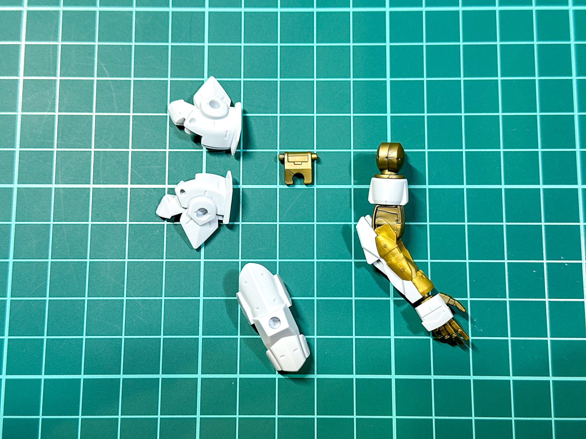 腕部パーツへの追加装甲は肩部と前腕部に取り付けます。