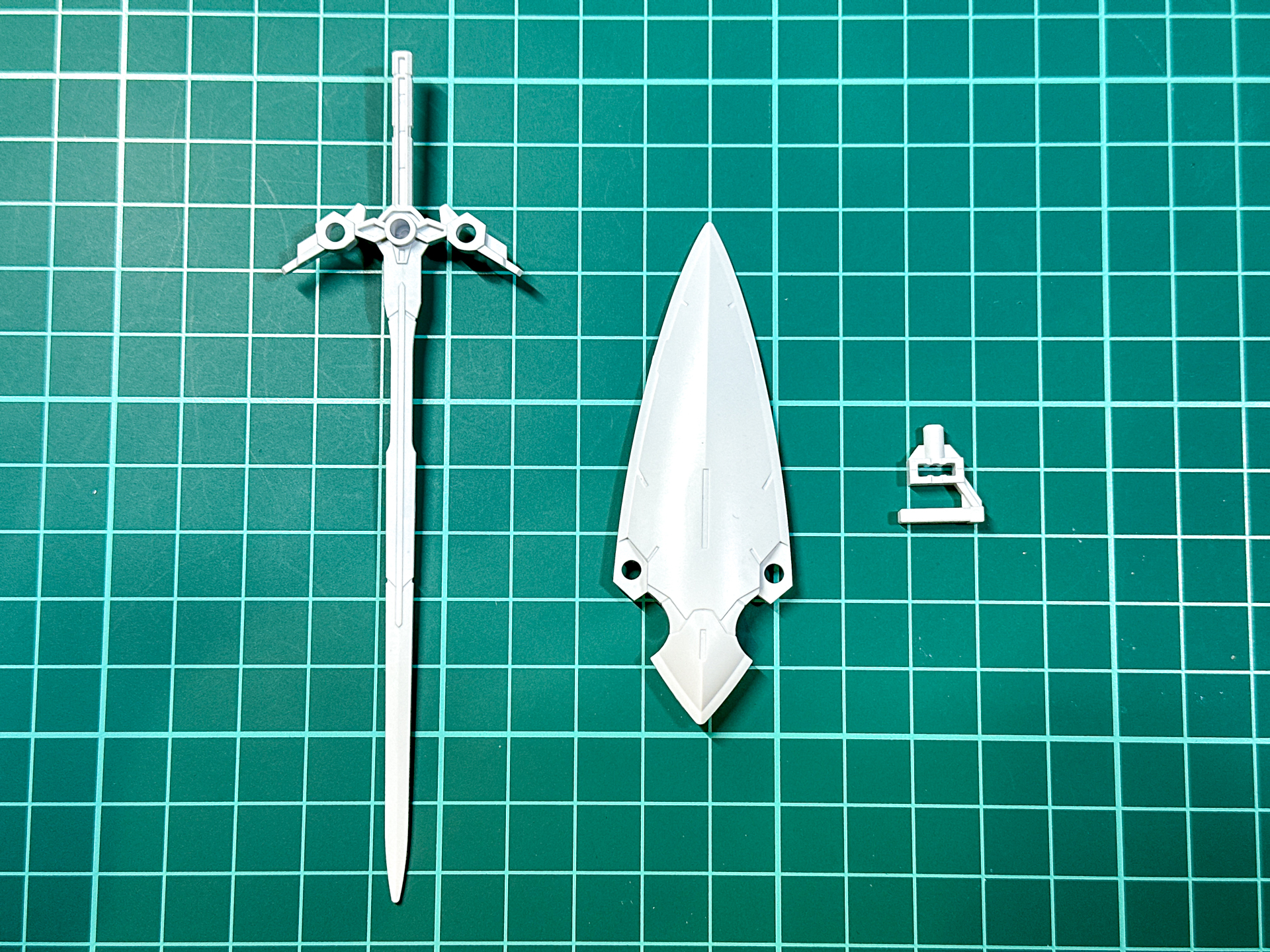 スピナティオの武装。シールドのグリップは取り外し可能です。