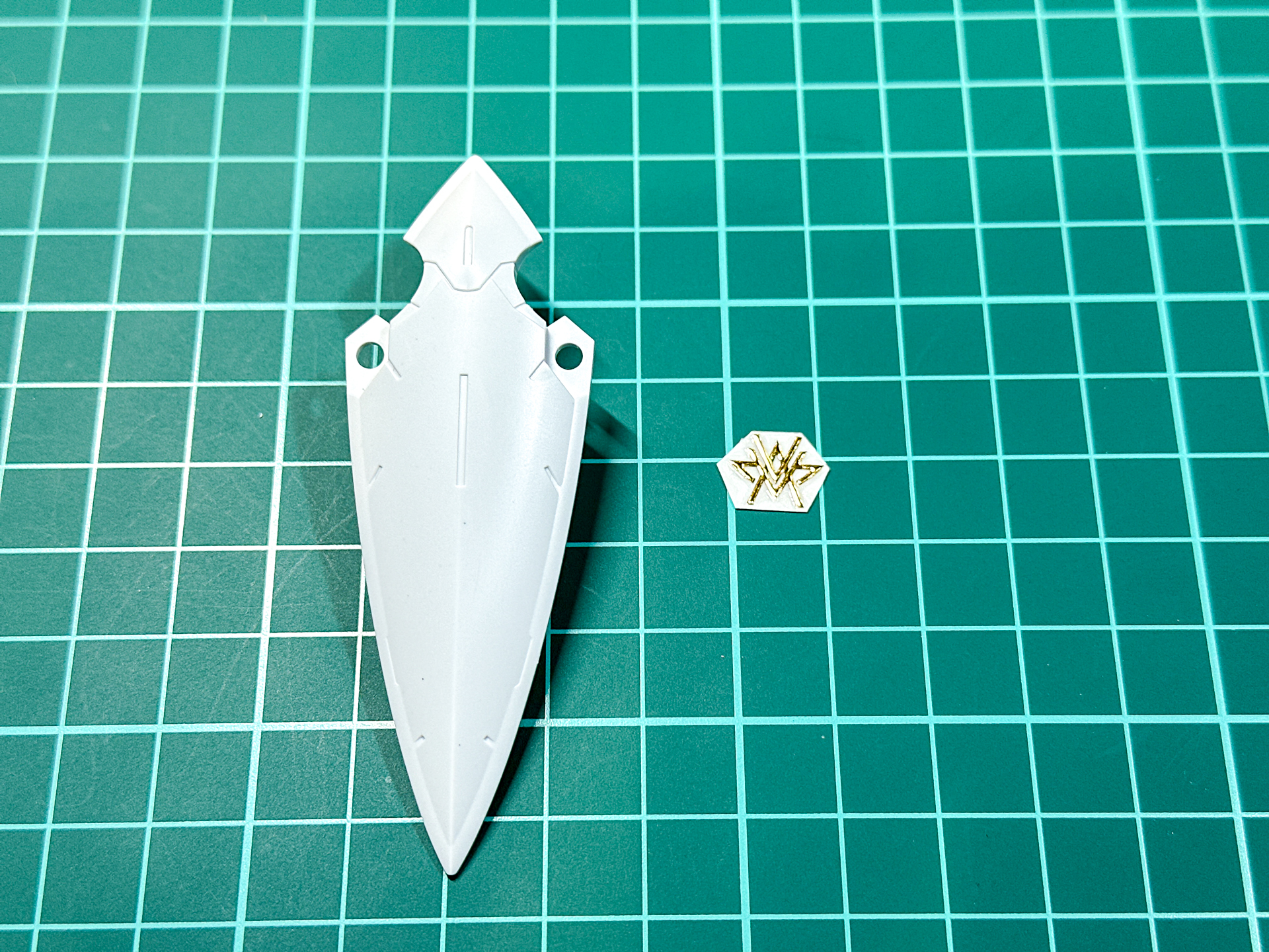 エングレービングシールを貼る際はシールをナイフで切り出します。