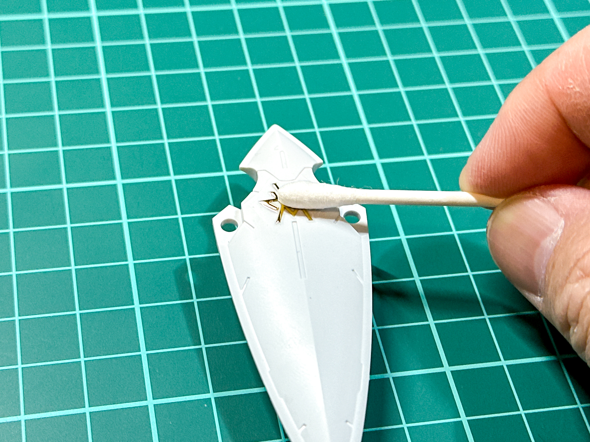 保護フィルムを剥がし、綿棒で押さえてさらに定着させます。