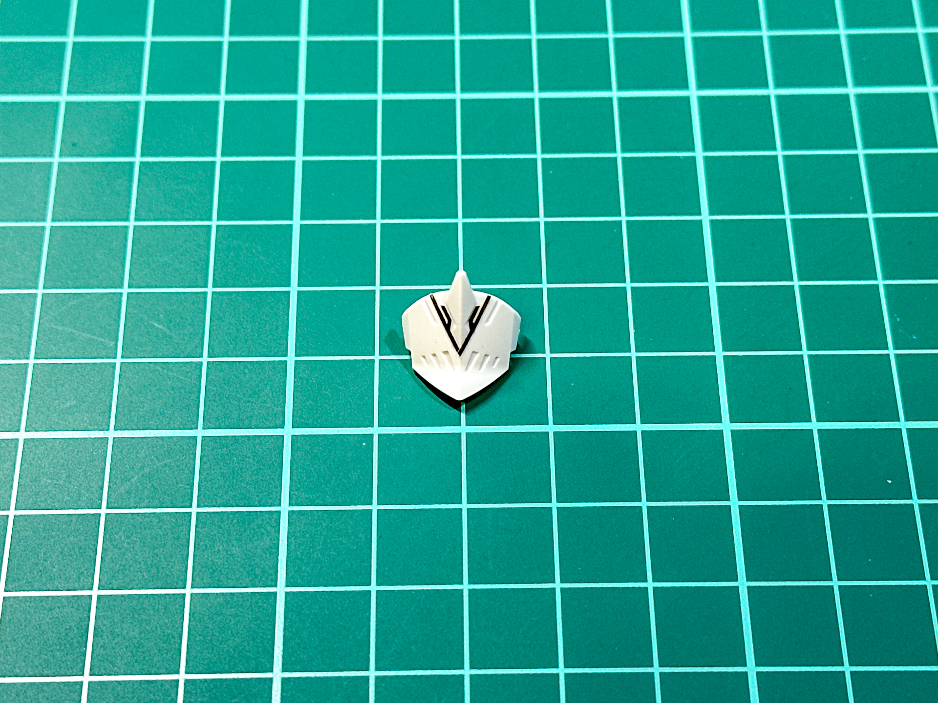 頭部への貼り付けは中央にV字ラインが入ります。
