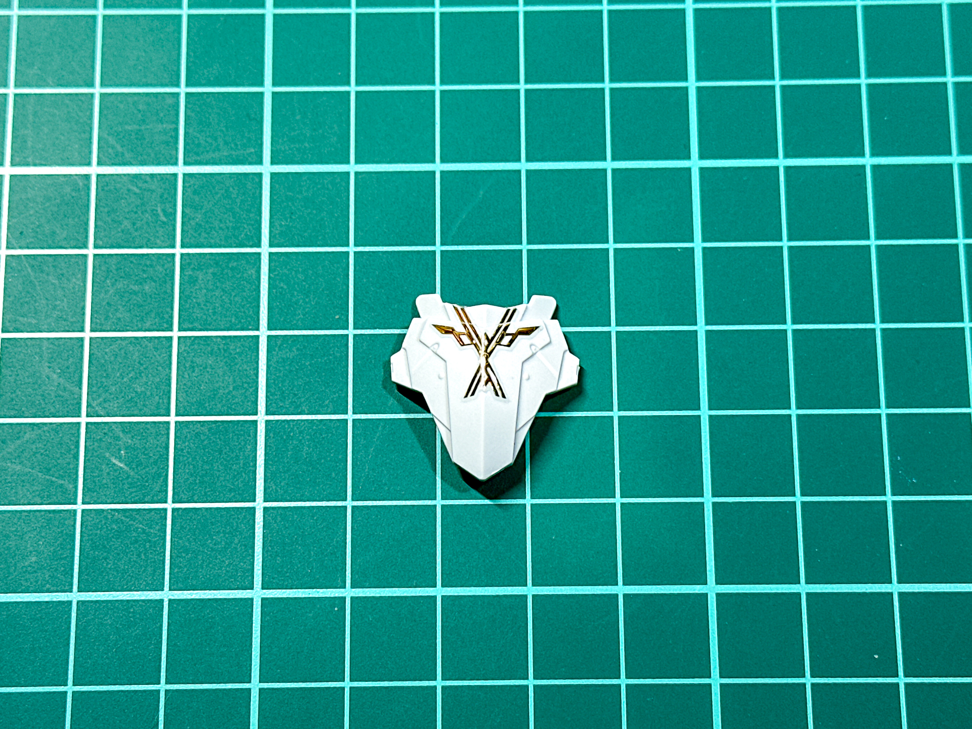 胴体部分の貼り付けはパーツの段差に合わせてシールが分割されています。