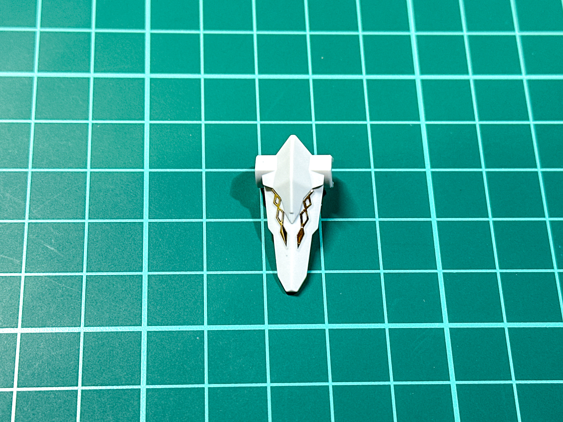 フロントアーマーのエングレービングは左右に2枚貼り付けます。