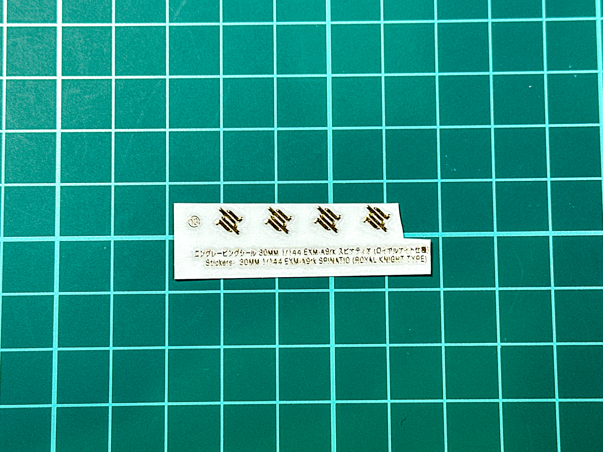 あまりシールとしてマクシオン軍のマークが付属しており自由に張り付けることが可能です。