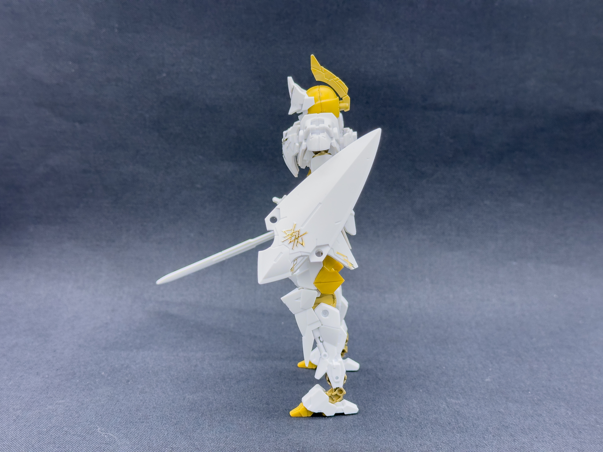 左側面から見たスピナティオ(ロイヤルナイト仕様）。大型のシールドが装備されています。