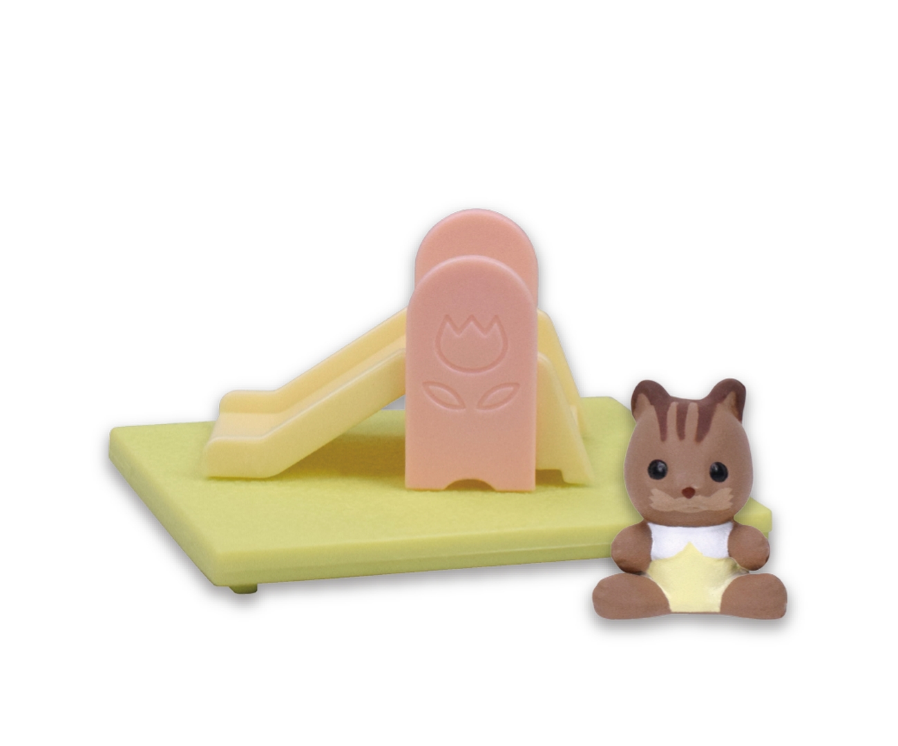 お庭 くるみリスの赤ちゃん（アルフィー）＆すべり台