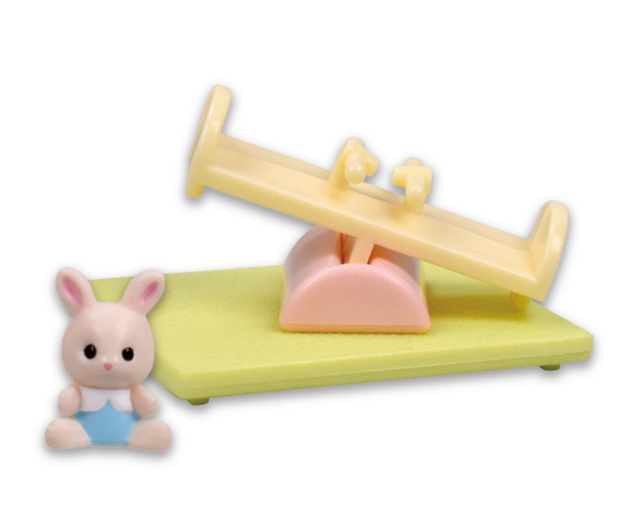 お庭 みるくウサギの赤ちゃん（ジェイミー）＆シーソー