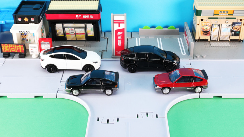 No.28 テスラ モデル Ｙ（奥左：初回特別仕様、奥右：通常仕様）／16 ホンダ バラードスポーツ CR-X（手前左：発売記念仕様、手前右：通常仕様）