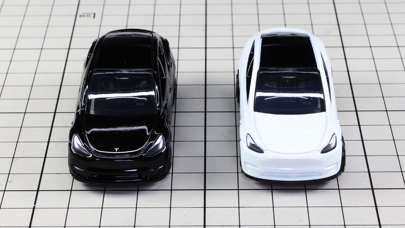 フロント：一瞬でテスラだとわかるフロントマスクを再現！