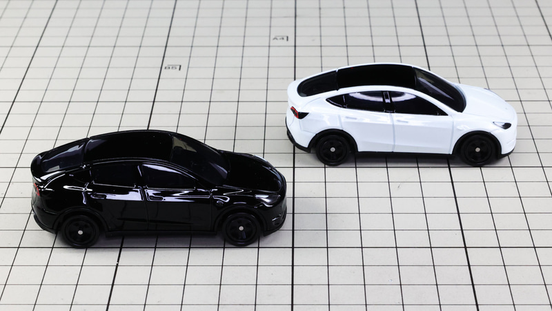 リア：大きいガラスエリアが特徴のリアセクション