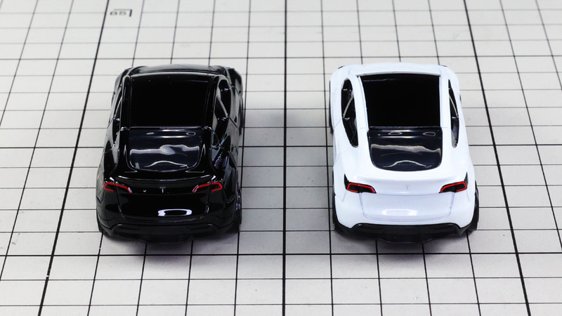 リア：大きいガラスエリアが特徴のリアセクション