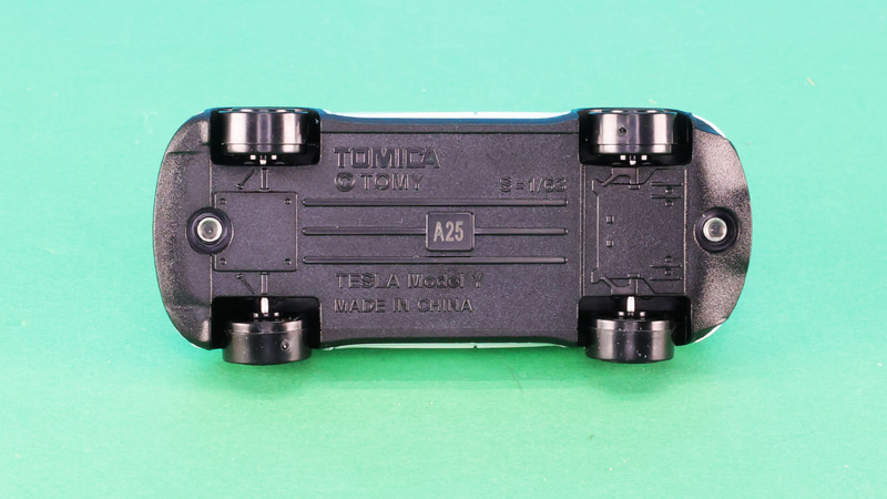 シャーシ：フラットでシンプルな底面は電気自動車の証。前後輪にそれぞれモーターがあることがわかります