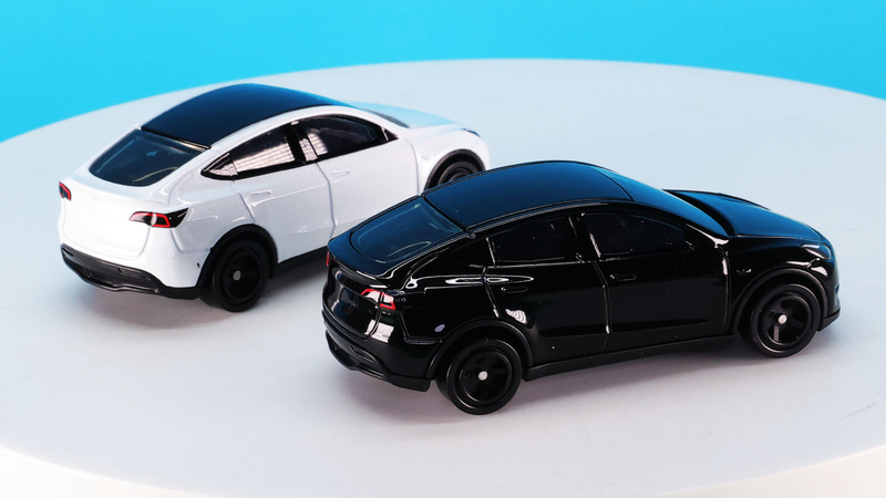 テスラをイメージさせるホワイトと精悍なブラックのカラーリング