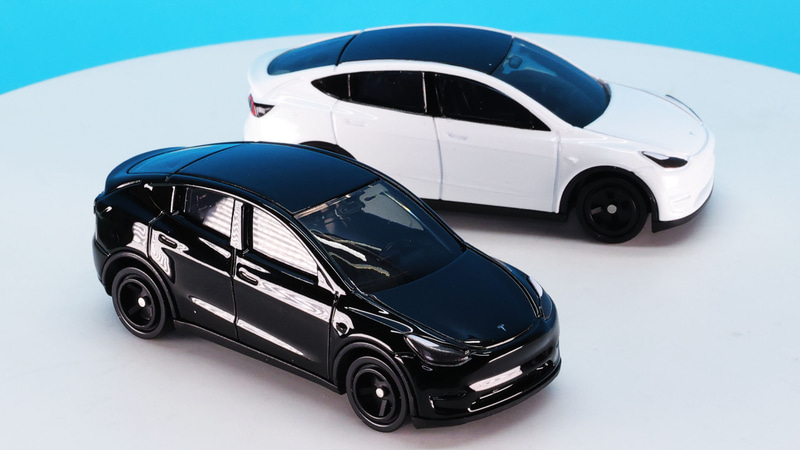 テスラをイメージさせるホワイトと精悍なブラックのカラーリング