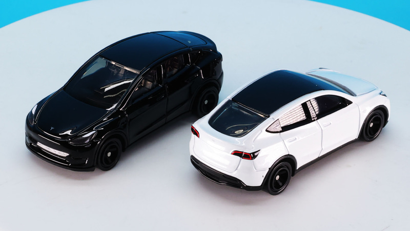 フロントからリアエンドにかけて段差を感じさせないゆるやかなアーチを描くラインが美しい