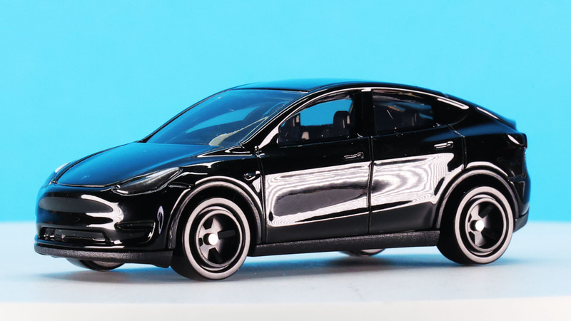 光が当たることで各部の微妙なアールが見えてくるブラックのカラーリング