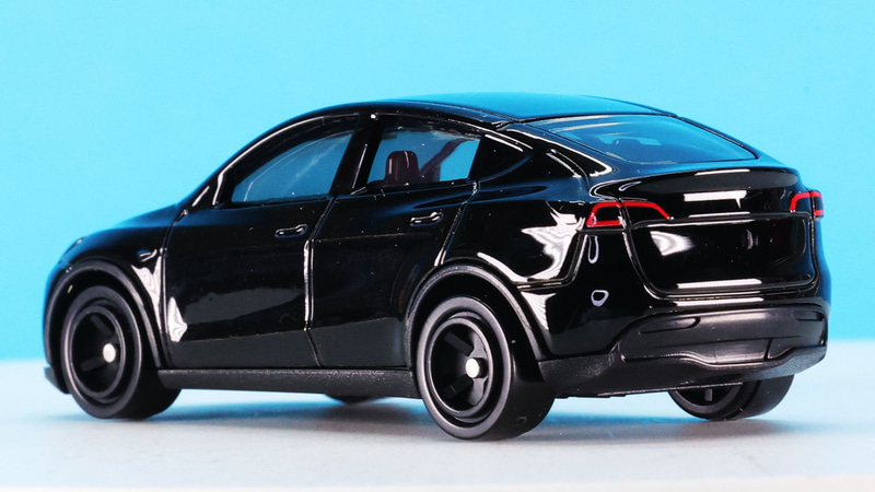 リアのダックテール形状と塗装で再現されたリアのコンビランプ！